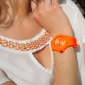 Reloj de silicona naranja con esfera con efecto de rayos de sol - Tamaño mediano Colección Primavera-Verano Ice-Watch